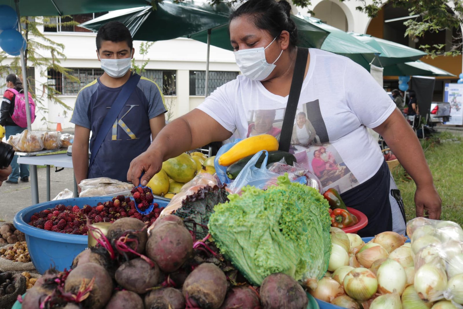 Mercado solidario en las instalaciones de la Secretaría de Agricultura y Desarrollo Rural