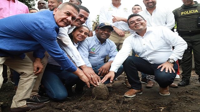 Miranda presencia el cierre de brechas con la colocación de la primera piedra para el nuevo Hospital de Miranda-