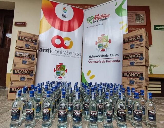 Ocho cajas de aguardiente Blanco del Valle de contrabando fueron decomisadas por la Gobernación del Cauca en el municipio de Villa Rica