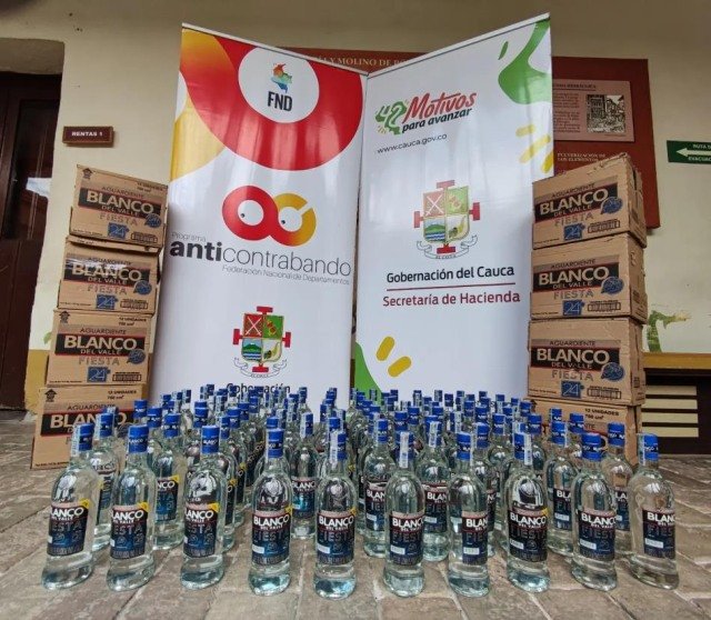 Ocho cajas de aguardiente Blanco del Valle de contrabando fueron decomisadas por la Gobernacion del Cauca en el municipio de Villa Rica