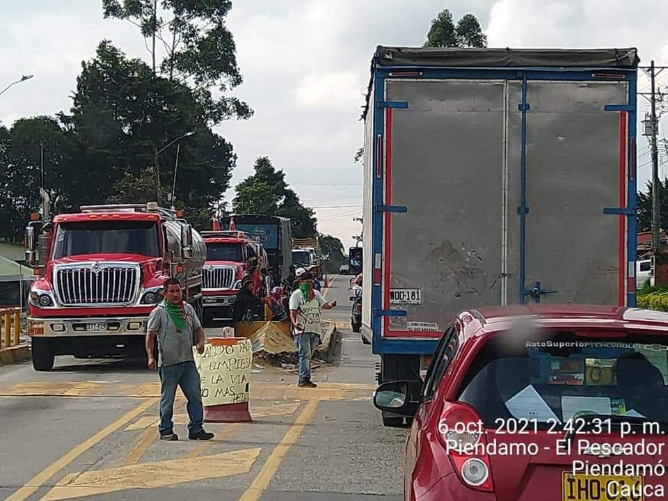 Personas con pañoletas alusivas al CRIC piden colaboración en el sector de Tunia