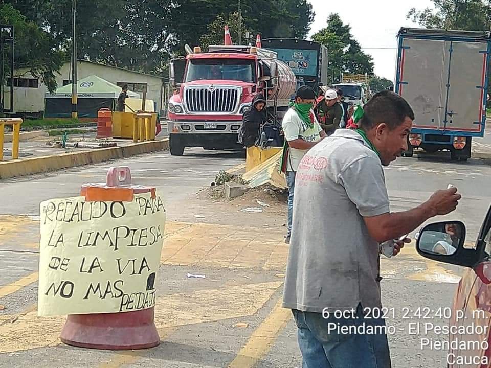 Personas con pañoletas alusivas al CRIC piden colaboración en el sector de Tunia