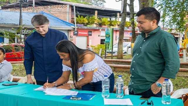 La Alcaldía Municipal de Santander de Quilichao firmará dos nuevos Acuerdos Recíprocos por el Agua (ARA) con el Resguardo de La Concepción y el señor Hans Velasco. Esta iniciativa, en colaboración con Fundación Natura Bolivia y la Autoridad Ancestral Ne’ehjwesx, busca conservar ecosistemas y proteger las fuentes hídricas de la región.