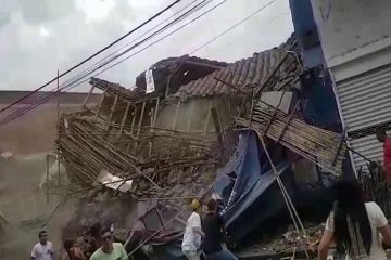 SE DERRUMBARON VARIOS LOCALES COMERCIALES EN TULUA