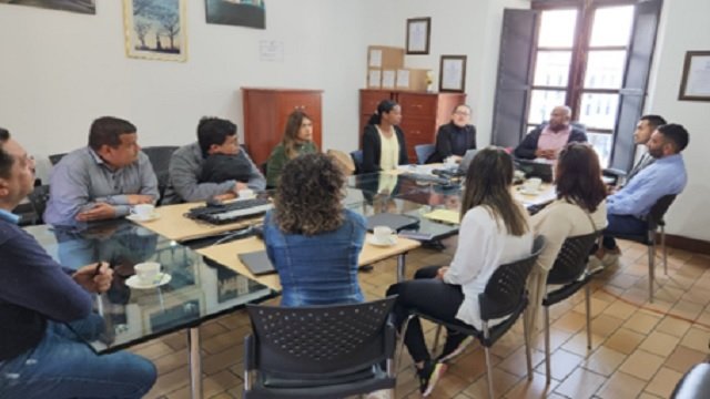 Se adelanta el proceso contractual de dotacion para el personal administrativo del sector educativo