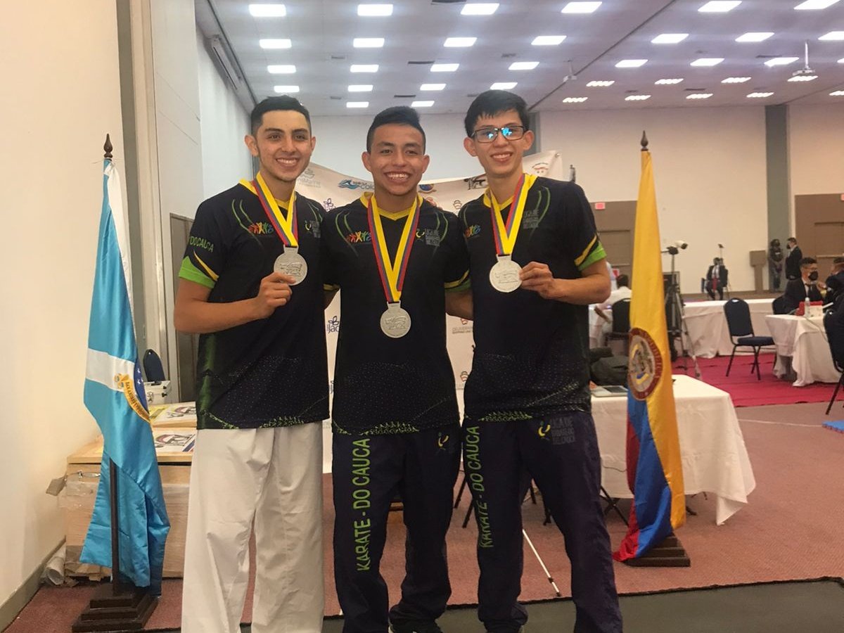 Sergio Delgado, Daniel Alava y William Uribe medalla de plata en Karate Masculino
