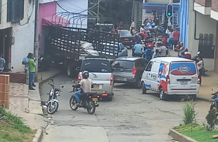 Un camión chocó contra un local en el barrio el canalón