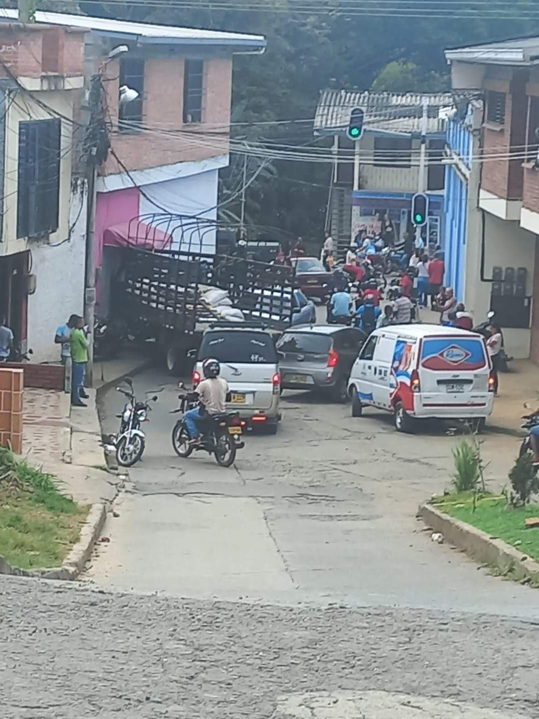 UN CAMION CHOCO CONTRA UN LOCAL EN EL BARRIO EL CANALON