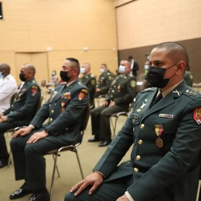gobernador del cauca hace distinciones miembros fuerza publica 4