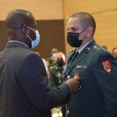 gobernador del cauca hace distinciones miembros fuerza publica 6