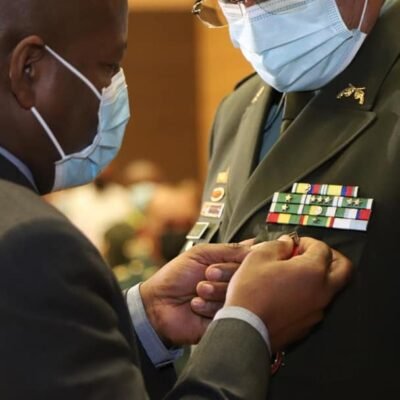 gobernador del cauca hace distinciones miembros fuerza publica 8