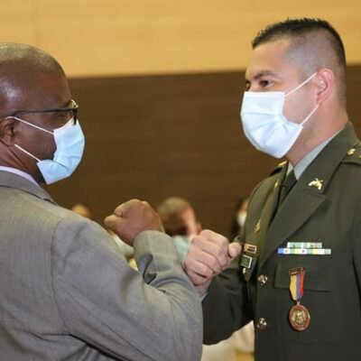 gobernador del cauca hace distinciones miembros fuerza publica15