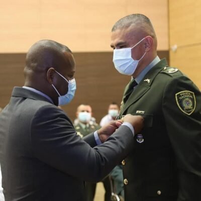 gobernador del cauca hace distinciones miembros fuerza publica