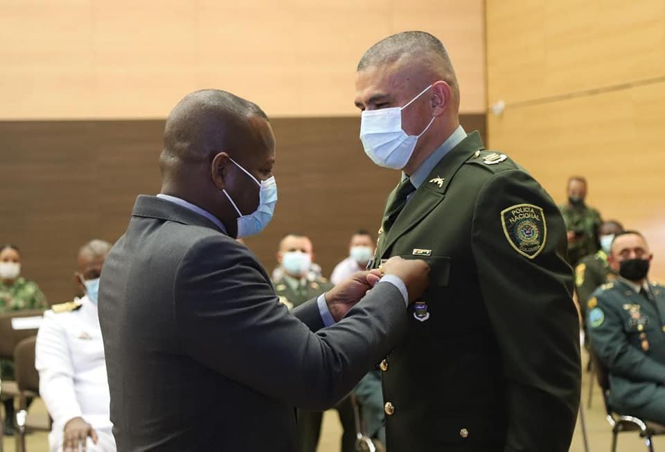 gobernador del cauca hace distinciones miembros fuerza publica